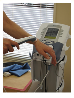 マルチ治療器:電気刺激により、疼痛の軽減と筋収縮をうながし、運動機能の向上を図ります。(小川病院リハビリ室)